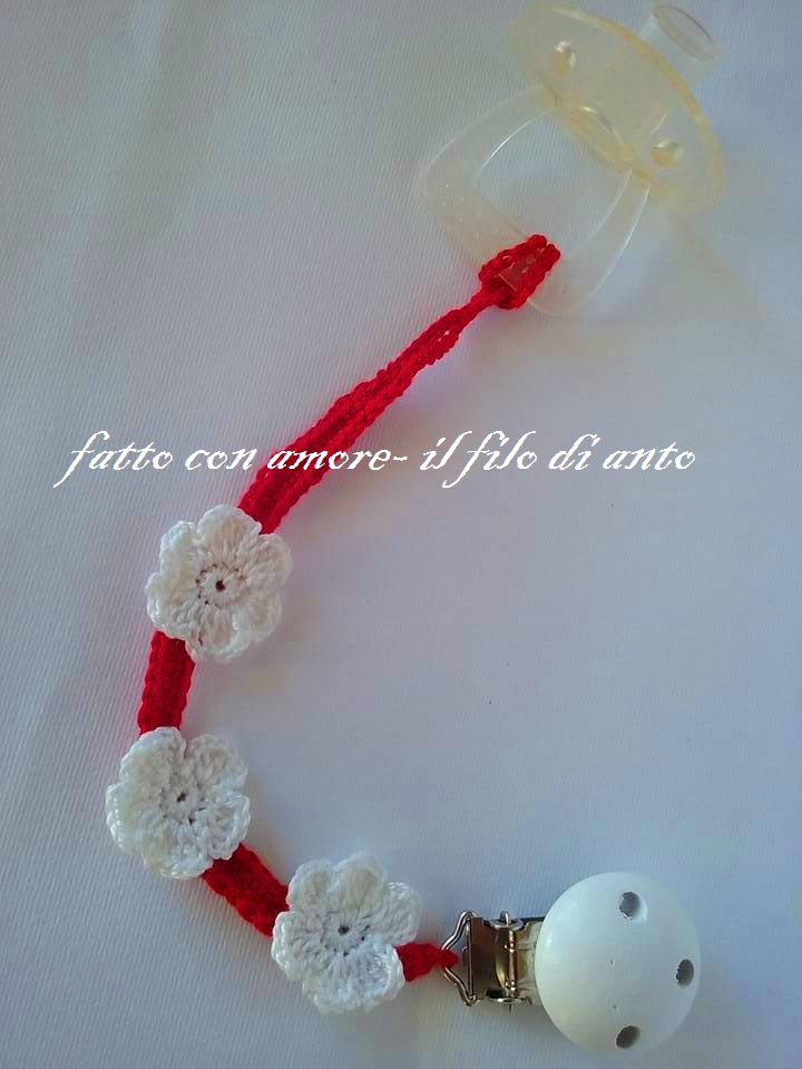 Catenella porta ciuccio rossa con fiori bianchi