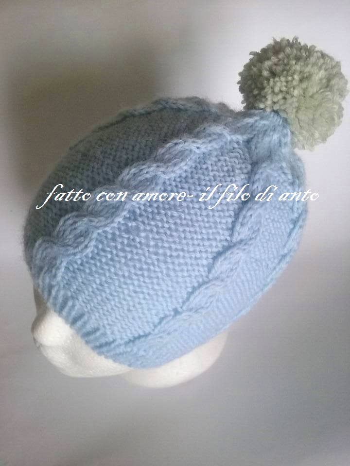 Cappello con trecce e pom pom in pura lana 100%