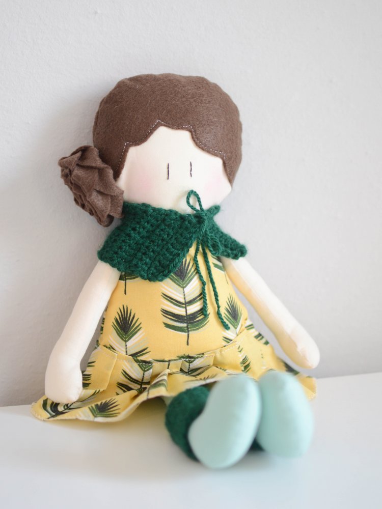 Bambola di stoffa Amicoccola con vestito fantasia foglie e accessori in lana