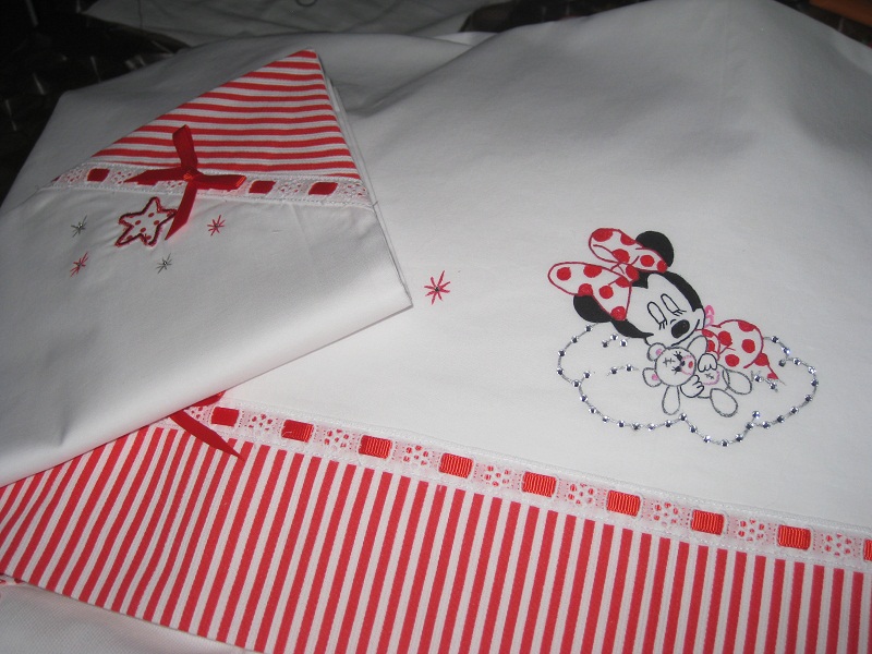lenzuolino con cuscino  di minnie baby pulman dipinto a mano,con strass