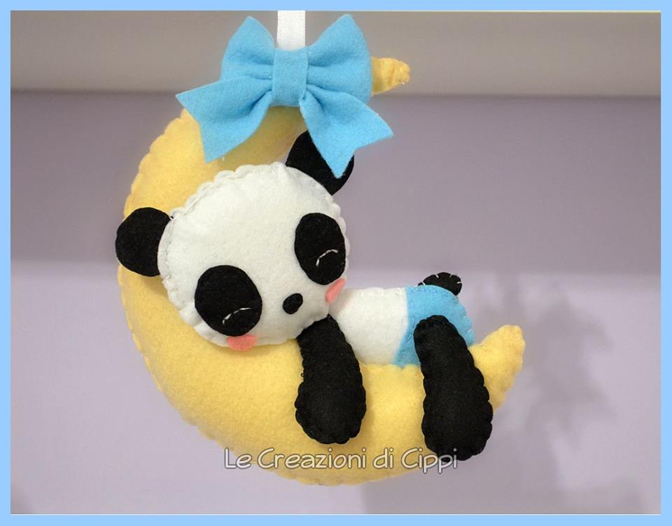 Fiocco nascita decorazione da culla Panda sulla luna, in pannolenci fatta a mano.