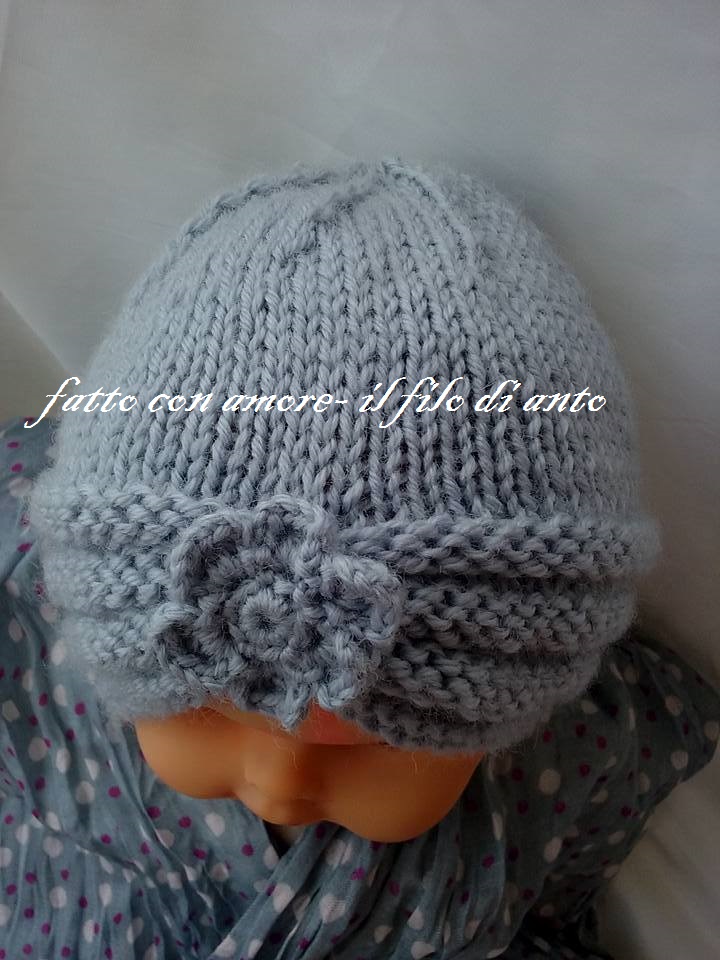 Cappello in pura lana con fiore