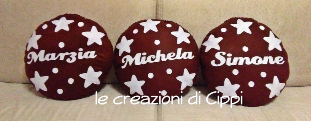 Cuscino in pannolenci cioccolato con stelle fatto a mano.