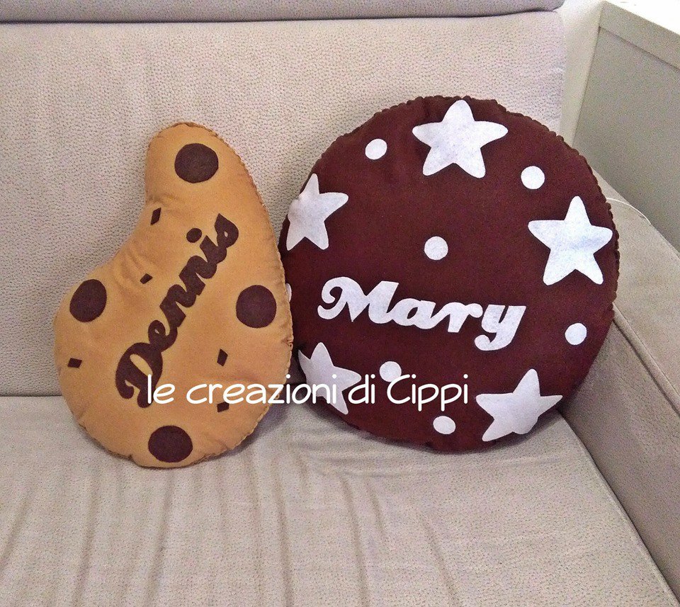 Cuscino con gocce di cioccolato fatto a mano in pannolenci.