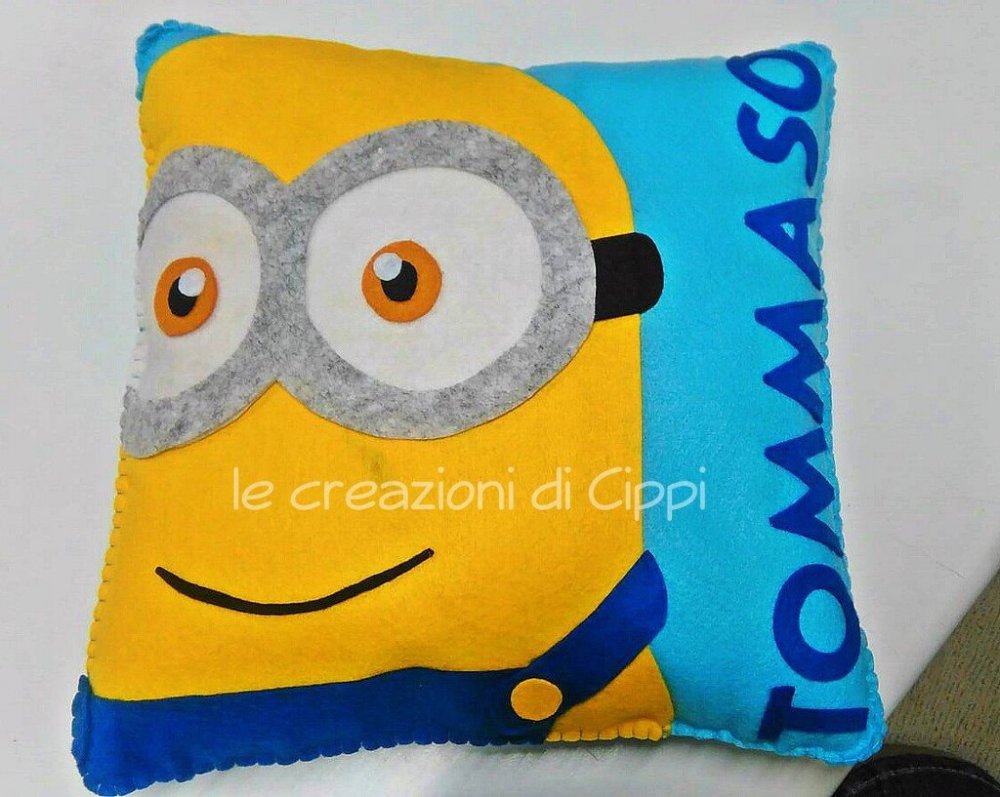 Cuscino in pannolenci personalizzato minion.