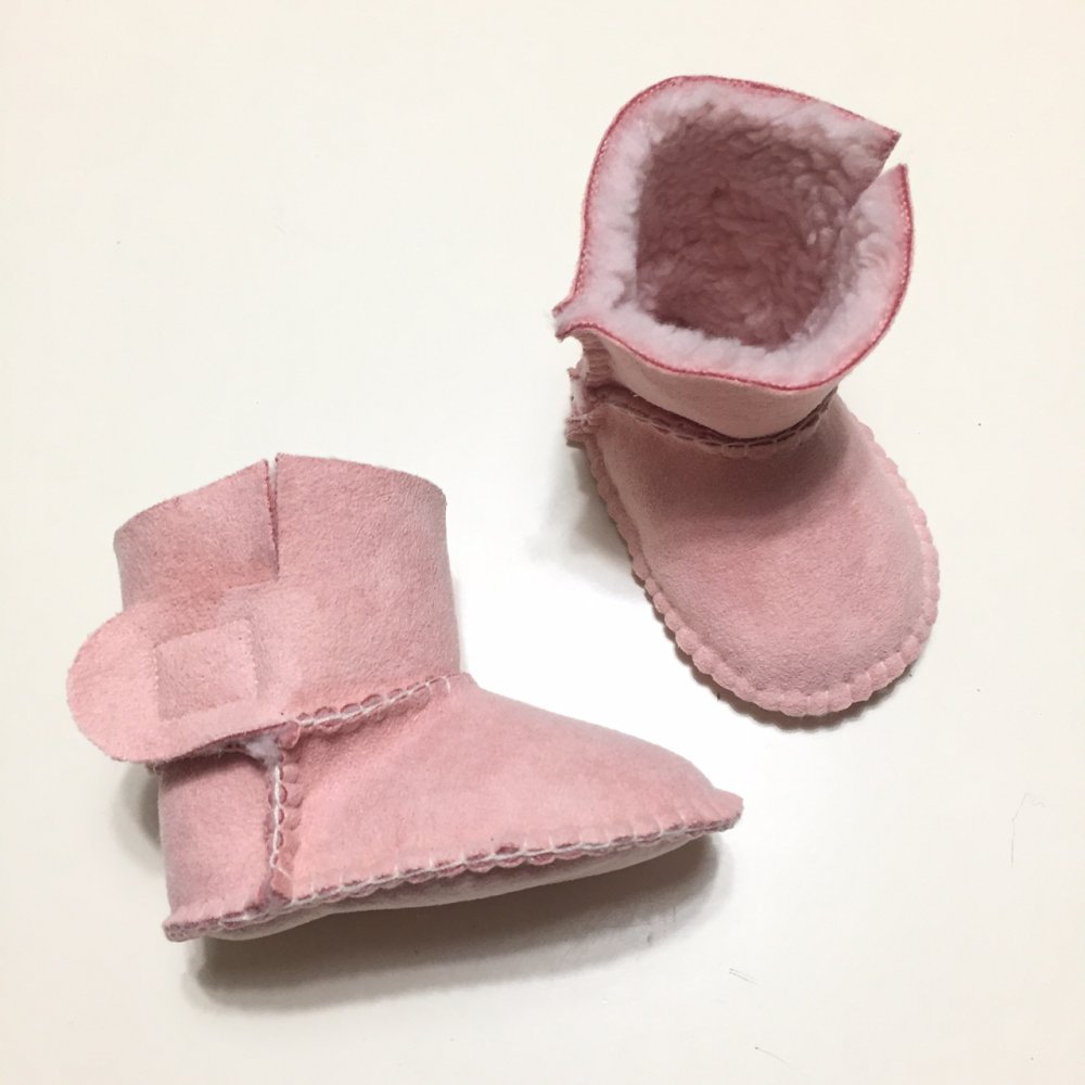 STIVALETTO in SIMIL PELLE scamosciato color rosa con interno in morbida pecorella sintetica bianca per neonato/a