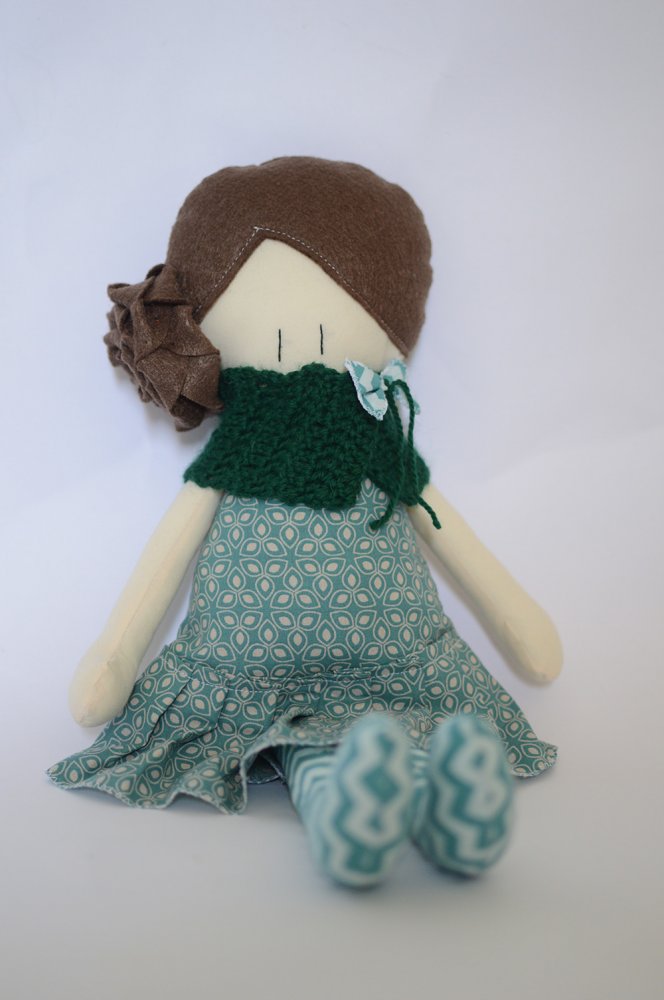 Bambola di stoffa Amicoccola con vestito verde menta