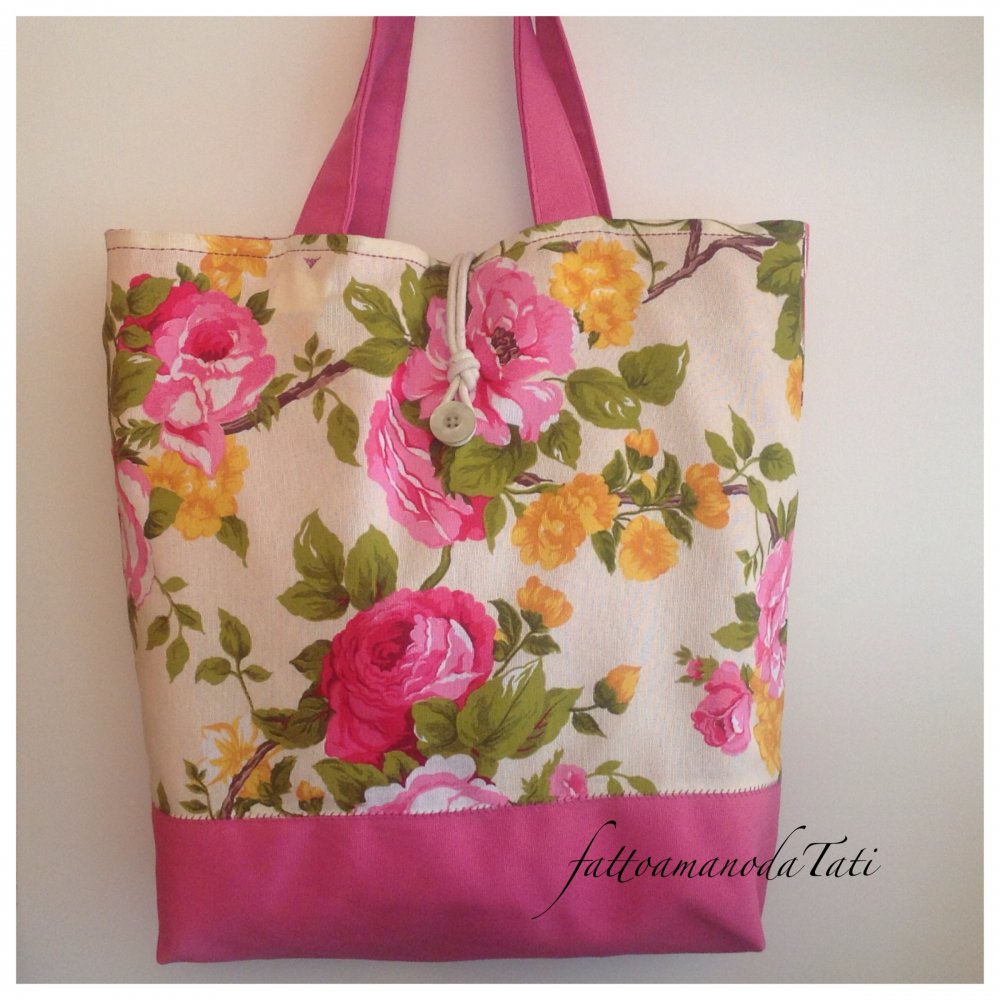 Capiente borsa in cotone floreale sui toni del rosa,giallo e verde