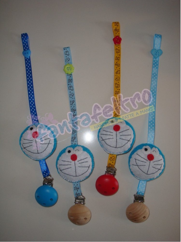 Portaciuccio con clip con Doraemon