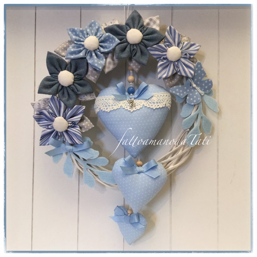 Fiocco nascita primavera in vimini con fiori e cuori sull azzurro/blu