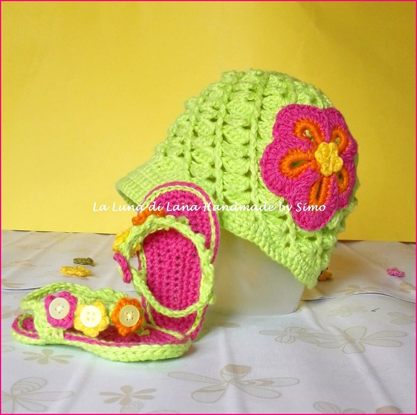 Cappellino con visiera ad uncinetto per bimba e infradito coordinate