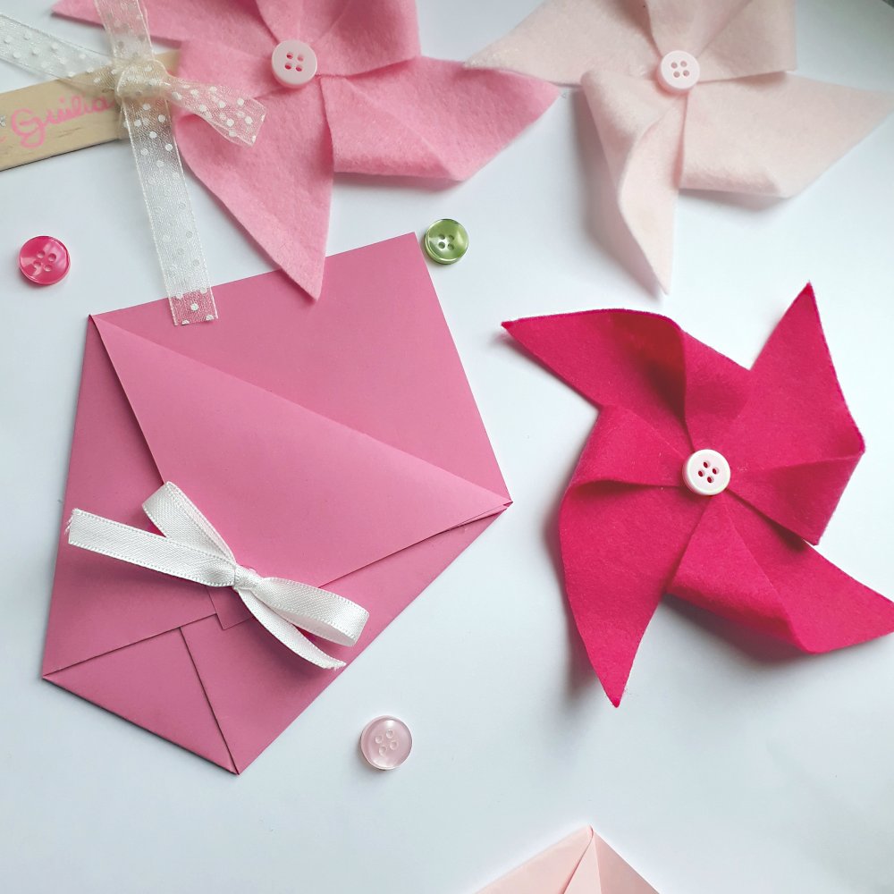 Tre colori per la bomboniera a forma di girandola per battesimo abbinata a scatolina per confettata