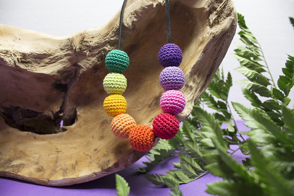 Collana da allattamento in legno naturale e perle ricoperte con lavorazione a tricot arcobaleno