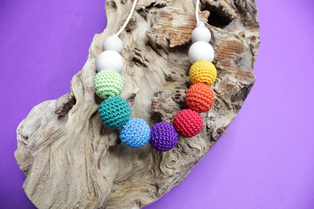 Collana da allattamento in legno naturale e lavorazione con filato nei colori arcobaleno