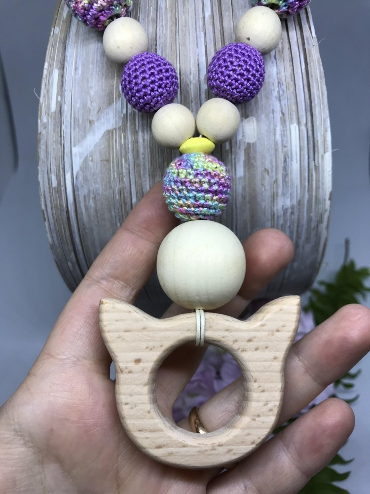 Collana da allattamento in filato viola e arcobaleno con gattino in legno naturale 