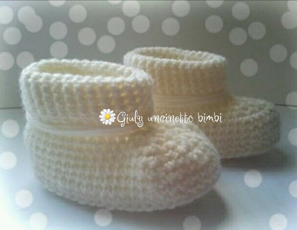 Scarpine a stivaletto portafortuna per neonato, realizzate in lana con uncinetto. Battesimo 