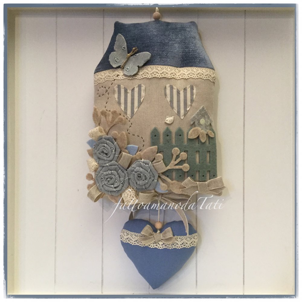 Fiocco nascita casa in cotone ecr e velluto  di lino blu ornata con farfalla, roselline, steccato e un cuore blu con pizzo