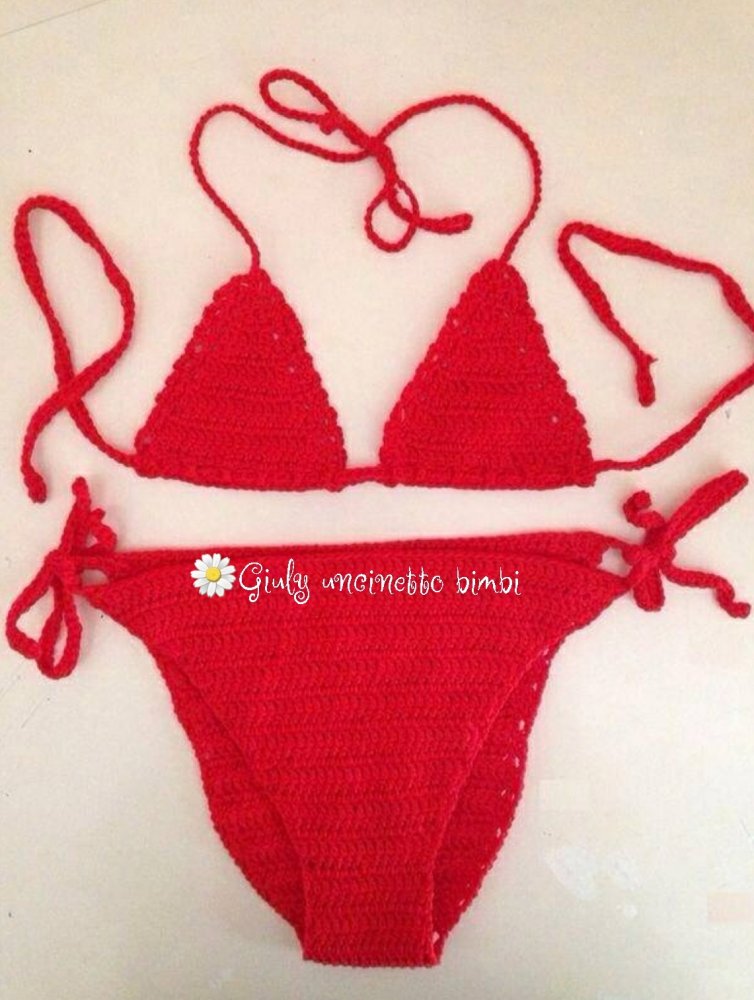 Costume a triangolo per bambine, realizzato in  cotone con uncinetto. Rosso