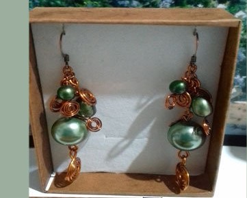 orecchini rame e perle verdi