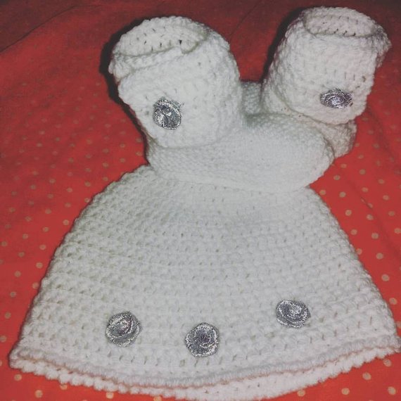 Cappellino e scarpette bebè bianco...ideale per battesimo