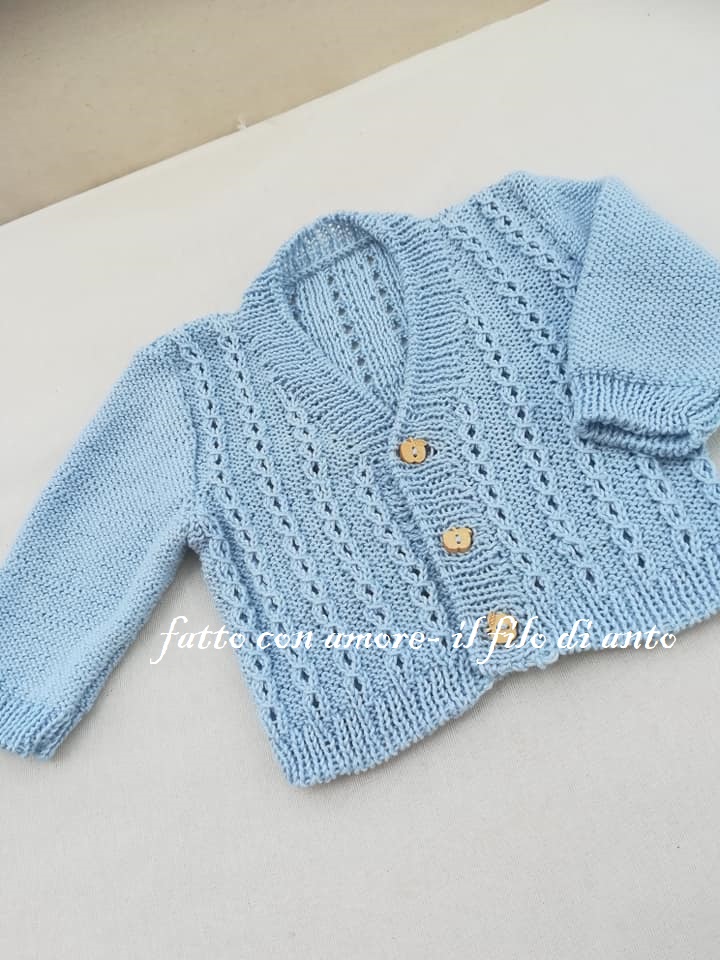 Cardigan / giacchino / maglia  bambino in azzurro con motivo a trecce traforate