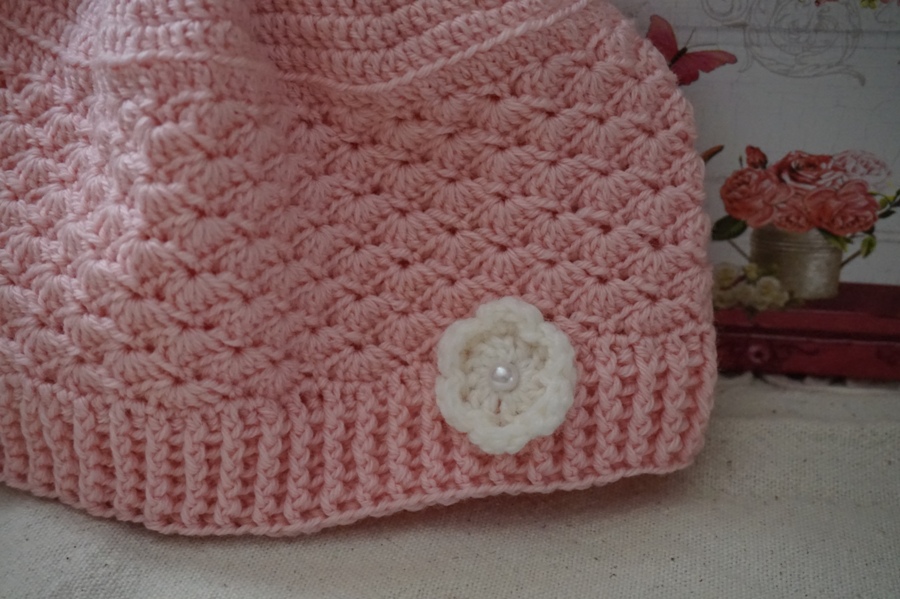Cappello lana rosa e fiore bianco con perlina