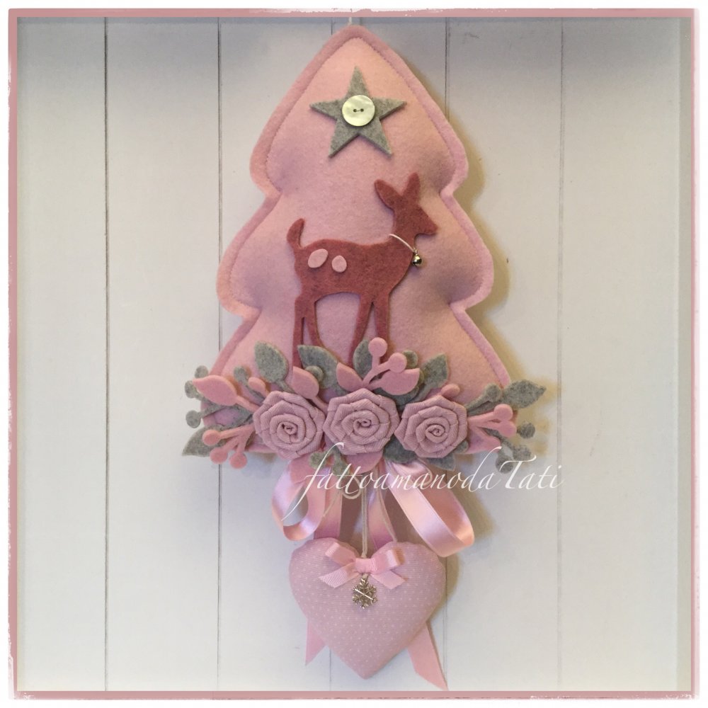 Fiocco nascita alberello in feltro rosa decorato con roselline,rametti,cerbiatto e cuore sui toni rosa grigio