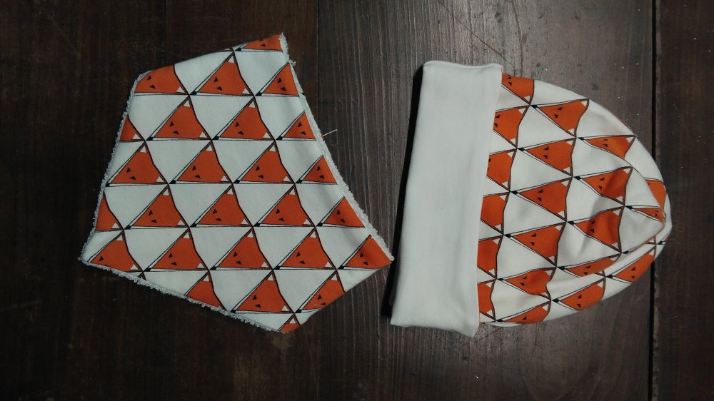 Coordinato berretto reversibile in jersey e Bavagliolo bandana bianco con volpi arancioni pezzo unico tg. 0-3 mesi