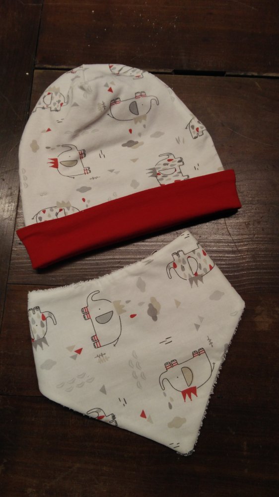 Set bebè composto da berretto reversibile jersey elefantino e rosso abbinato a Bavagliolo bandana pezzo unico tg. 9 mesi
