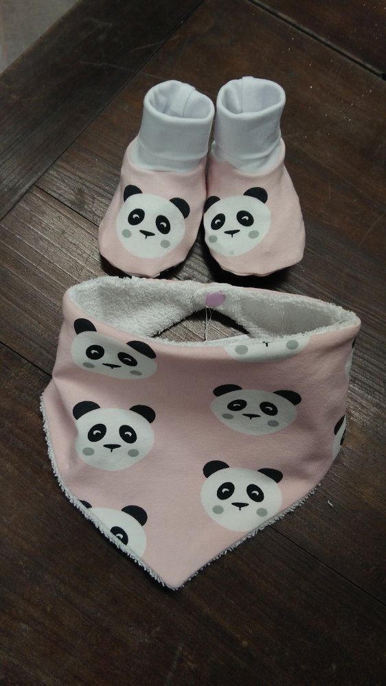 Set bebè babbucce e Bavagliolo bandana rosa con panda tg. 0-3 mesi pezzo unico