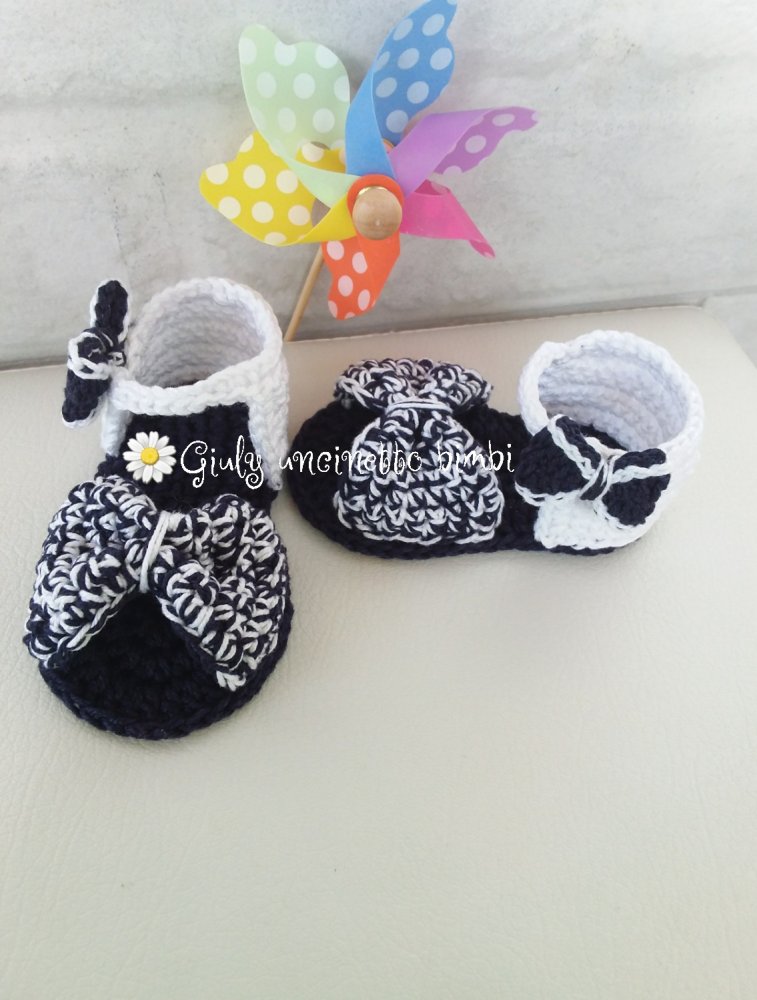 Scarpine sandaletti per neonata realizzate in cotone con uncinetto  portafortuna neonato