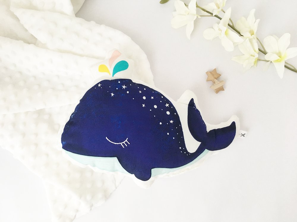 Cuscino balena blu  con occhi/stelline fluorescenti e tessuto minky, cuscino in cotone biologico, decorazione cameretta, kids room decor
