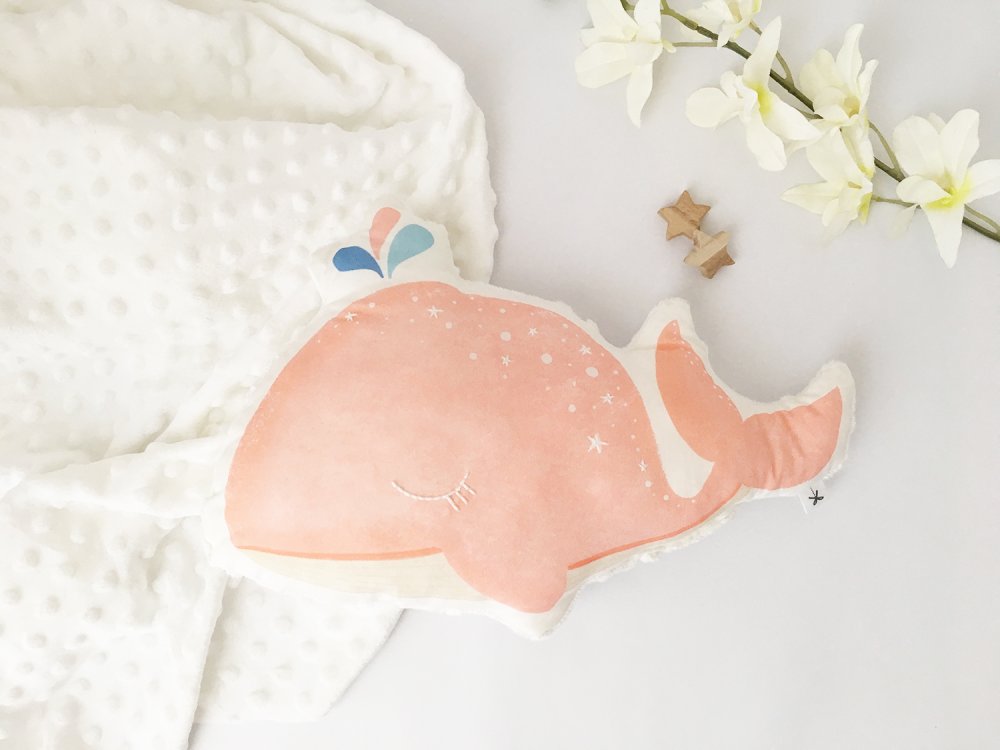 Cuscino balena rosa con occhi/stelline fluorescenti e tessuto minky, cuscino in cotone biologico, decorazione cameretta, kids room decor