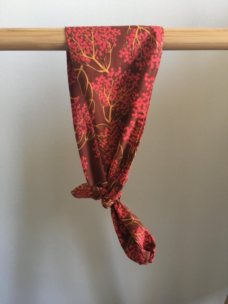 Fascia in cotone rossa con fiori di sambuco