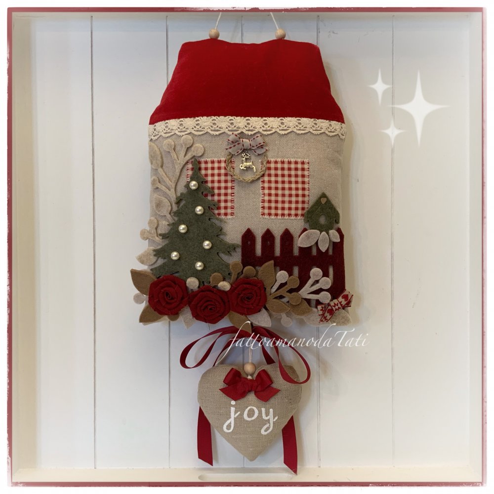Casetta natalizia in cotone ecrù e velluto rosso con cuore in lino
