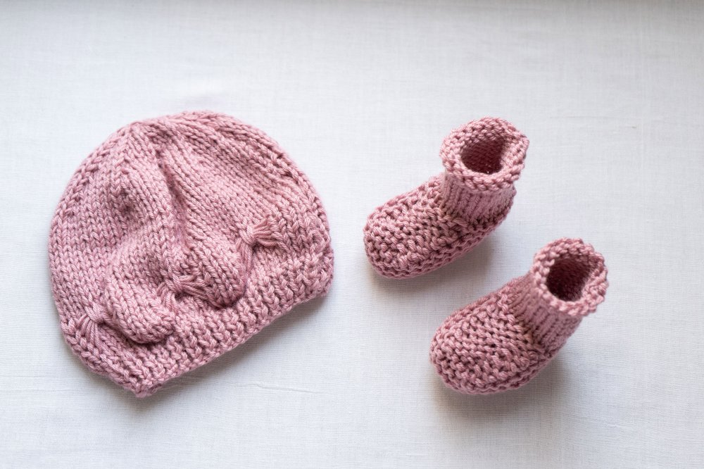 coordinato rosa per neonata con berretto motivo farfalla e calzini 