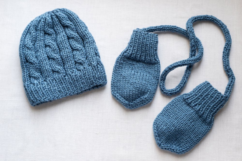 cappellino azzurro con trecce e guantini coordinati per 6-12 mesi