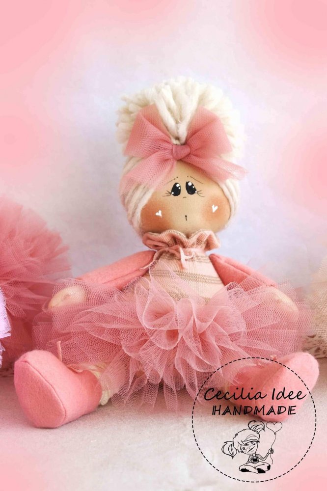 Bambola seduta rosa
