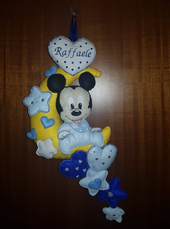 Fiocco nascita fatto a mano Topolino Mickey regalo nascita pannolenci decorazione coccarda bimbo bimba ricamo 65 cm