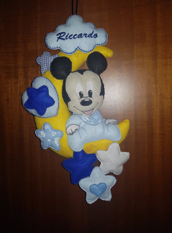 Fiocco nascita fatto a mano Topolino Mickey regalo nascita pannolenci decorazione coccarda bimbo bimba ricamo 35 cm