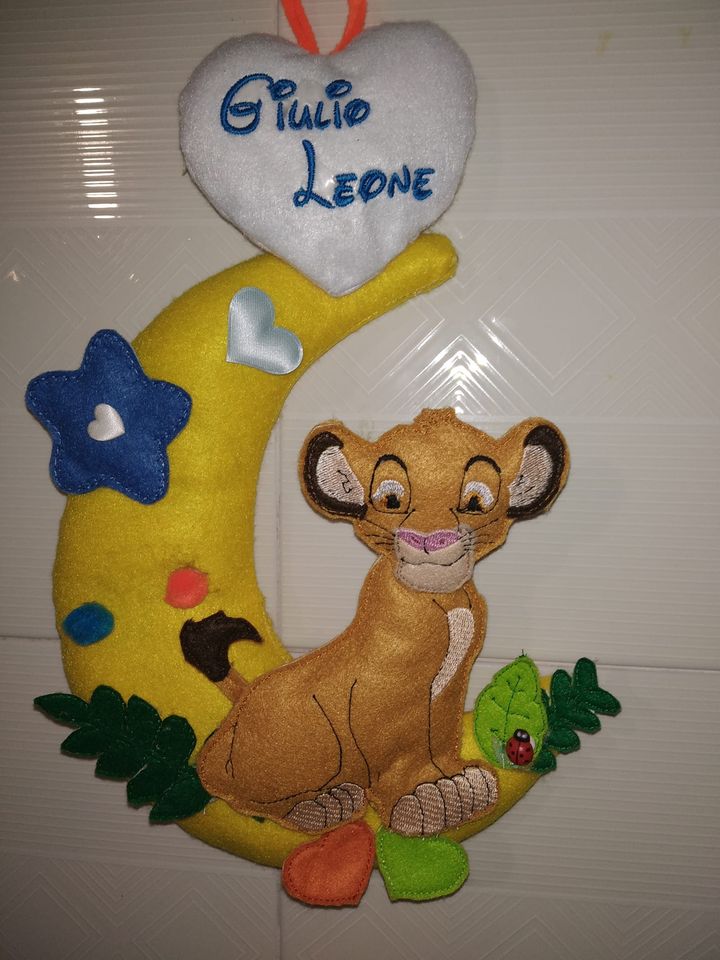 Fiocco nascita fatto a mano Simba Re Leone  regalo nascita pannolenci decorazione coccarda bimbo bimba ricamo 35 cm