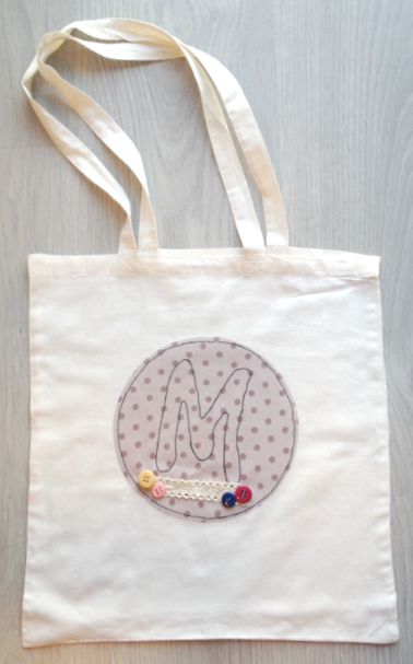 Shopper per neo mamme con il monogramma personalizzabile su stoffa  a pois e decorata con un merletto e colorati bottoncini,  da tenere sempre in borsa, ottimo regalo per un'amica