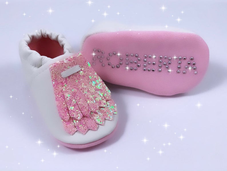 Scarpine ecopelle Bianca con frange glitter rosa. Personalizzate sulle suole con strass. Bimbe Neonate 3-6 mesi