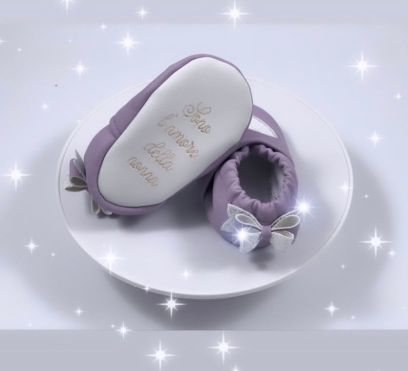 Scarpine ecopelle lilla con fiocco sui talloni  e cuore  glitter bianco. Personalizzate con nome - Bimbe Neonate 3-6 mesi