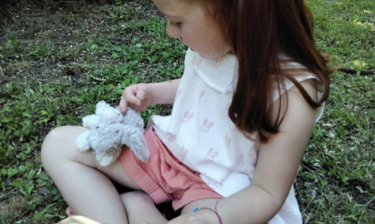 Outfit da bambina con Canotta e Pantalone short in MUSSOLA di Cotone. Stampa rabbit e color pesca per colorare la tua bambina. Handmade