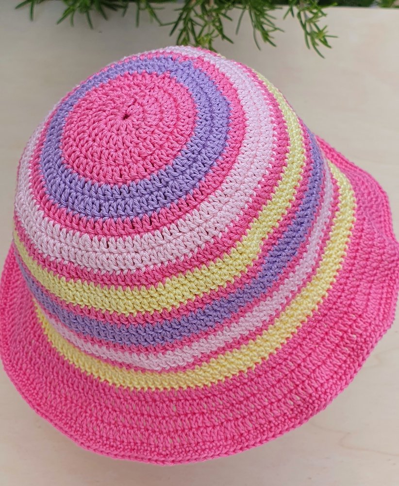Cappello colorato fatto a mano 