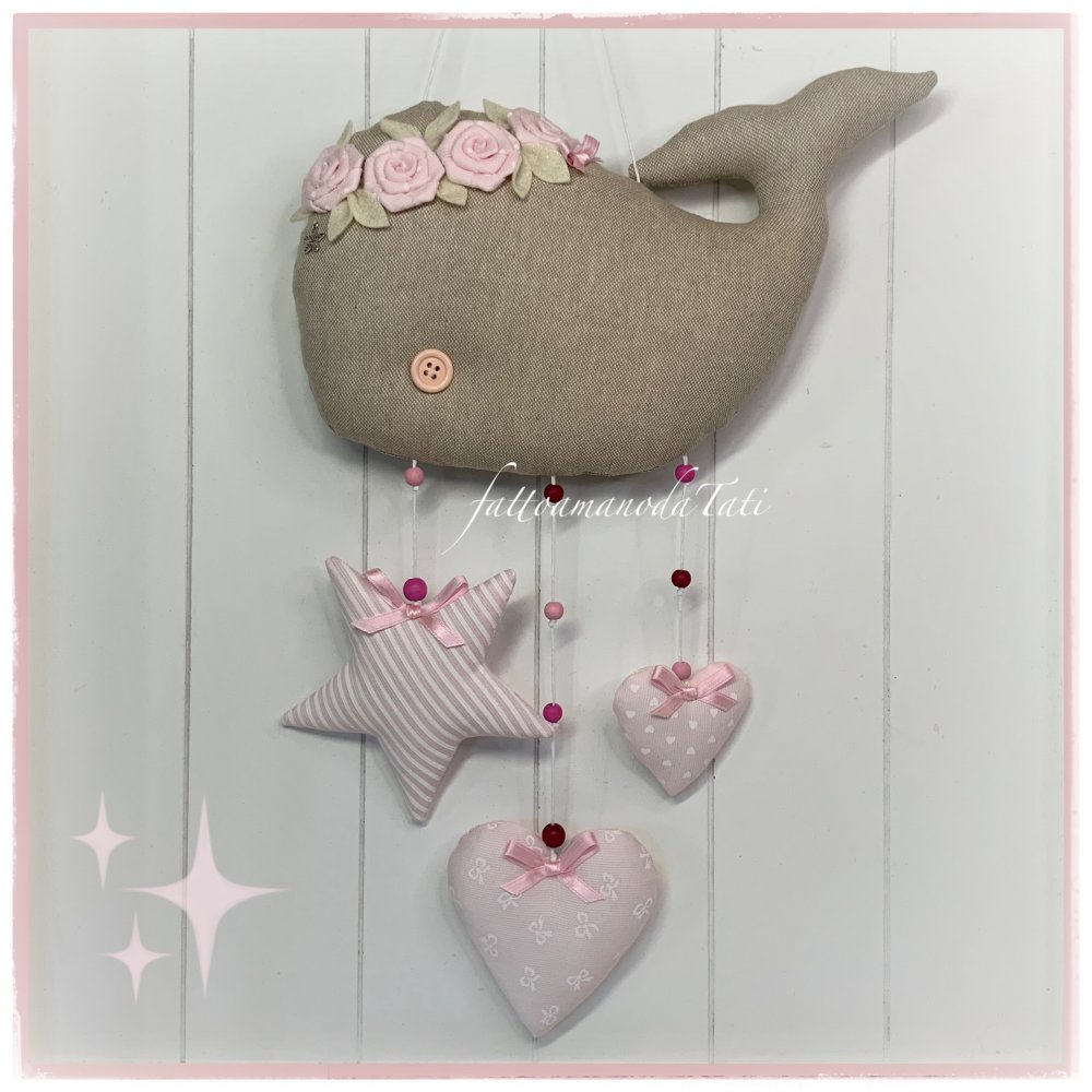 Fiocco nascita balena in cotone ecrù con roselline, cuori e stelle sui toni del rosa