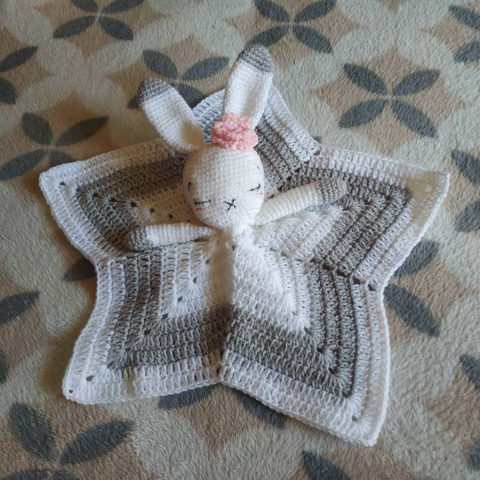 Copertina di sicurezza Doudou ad uncinetto, Coniglietto in lana baby, Lovey  blanket, Crochet baby blanket