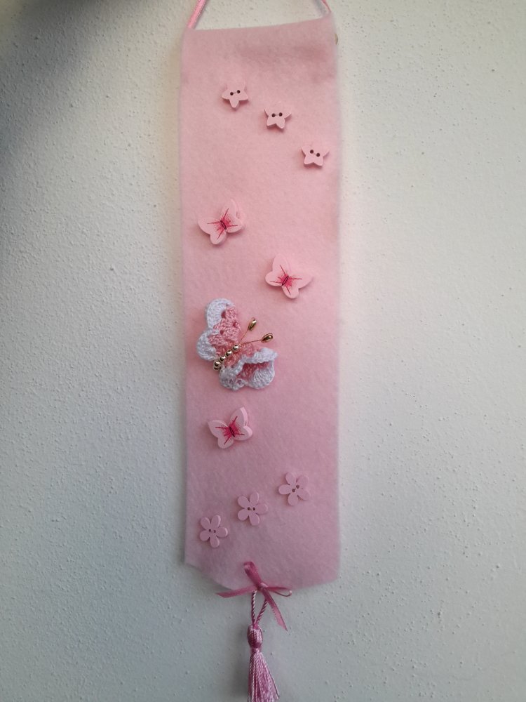 Striscia rosa in feltro decorata da appendere
