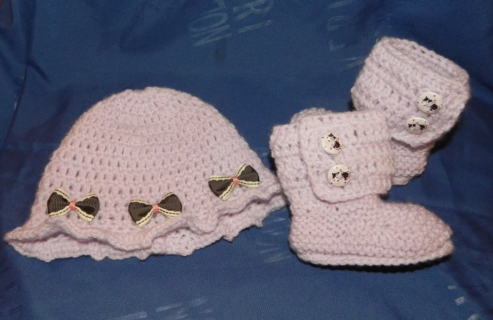 Cappellino e scarpette bebè da 1 a 6 mesi 